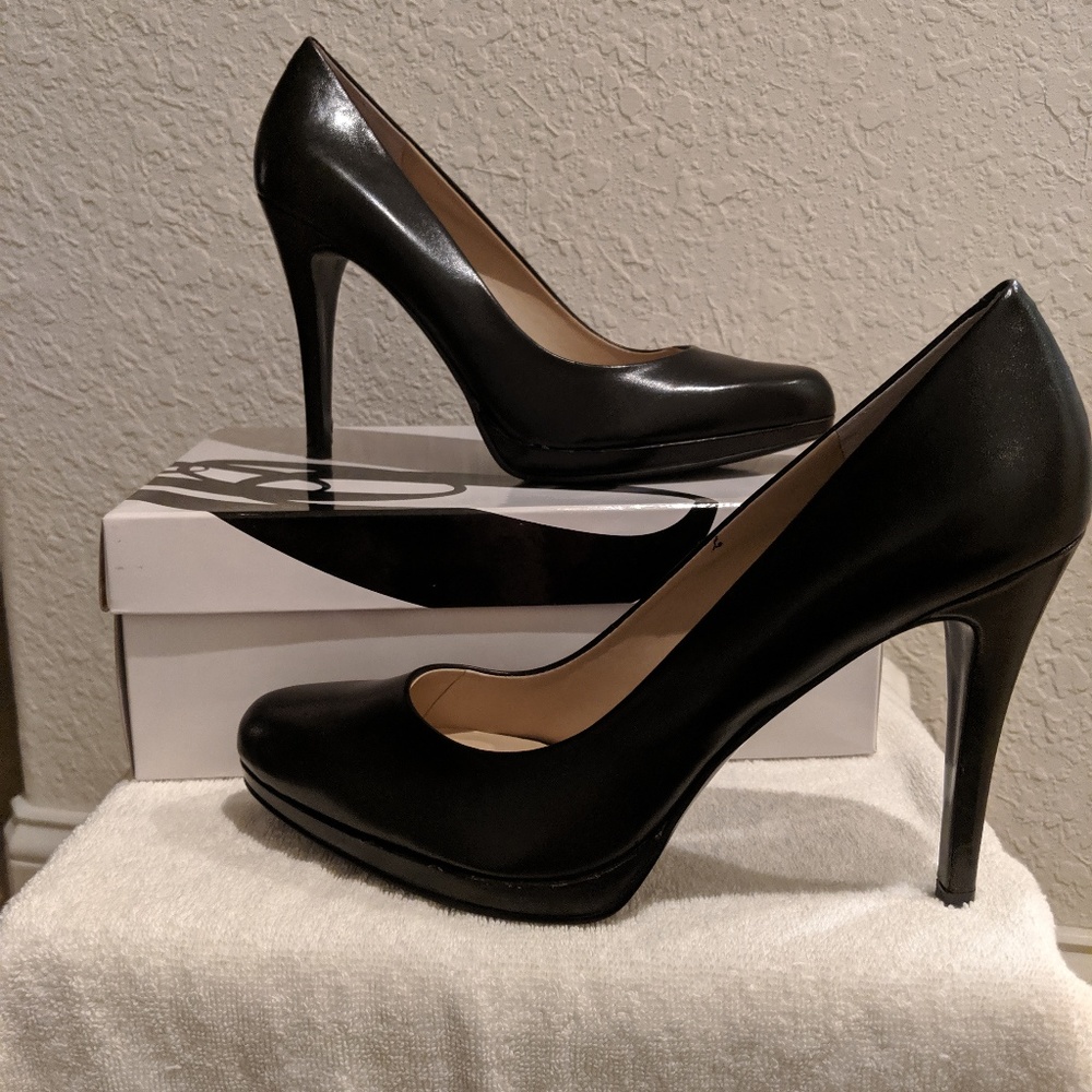 Nine West Black Leather Pump